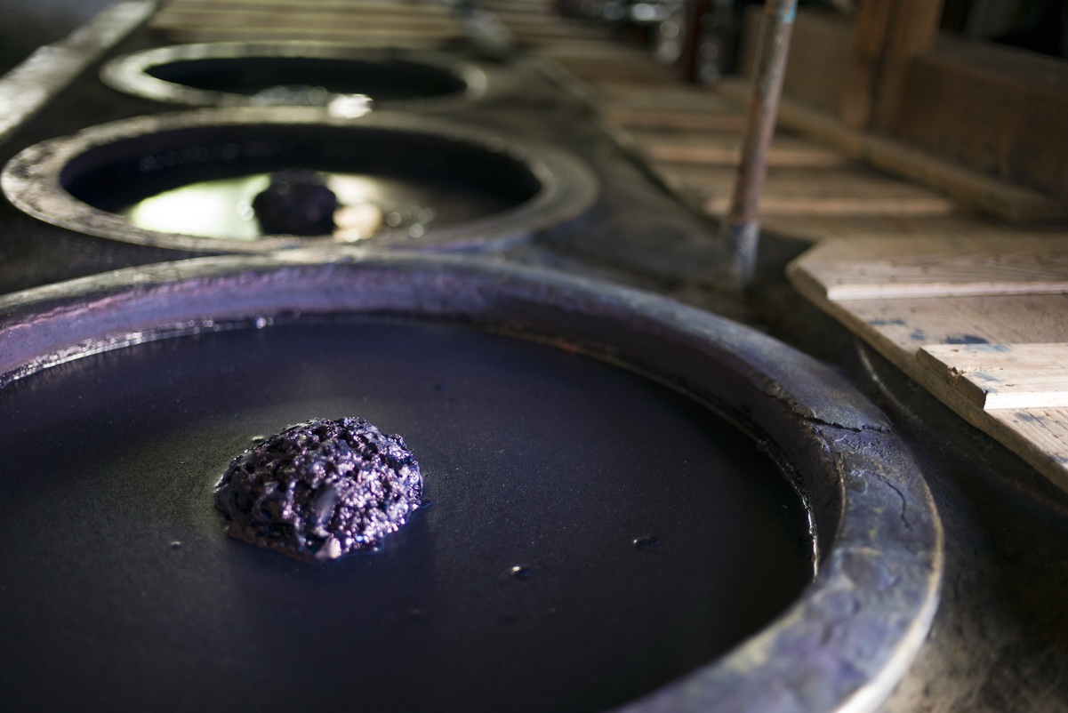 The indigo vat with the flower that tells something about the condition of the indigo.